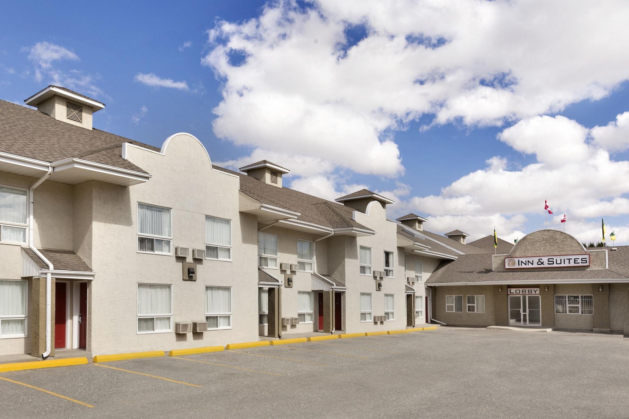 Colonial Square Inn & Suites Saskatoon Exterior foto