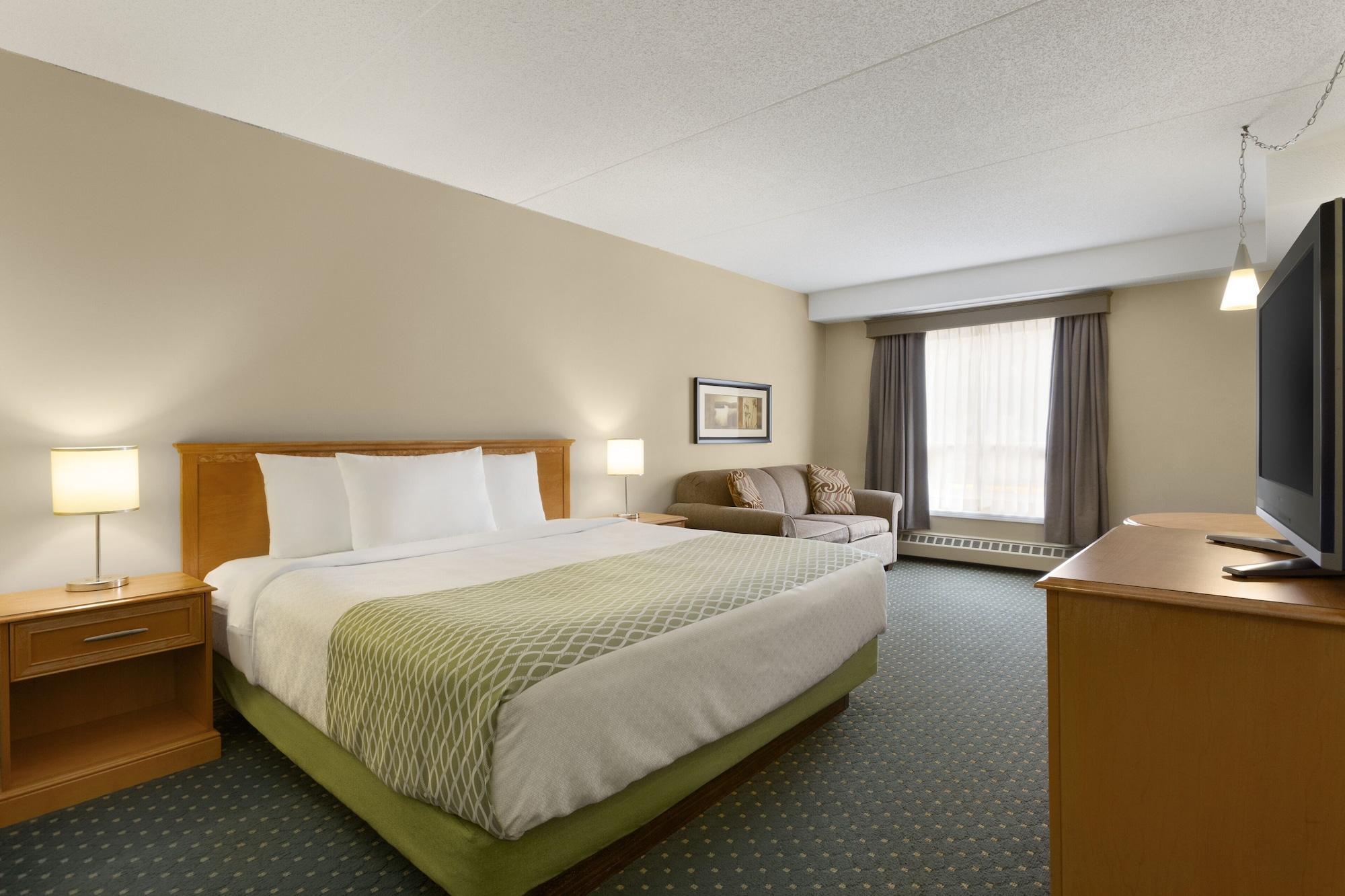 Colonial Square Inn & Suites Saskatoon Exterior foto