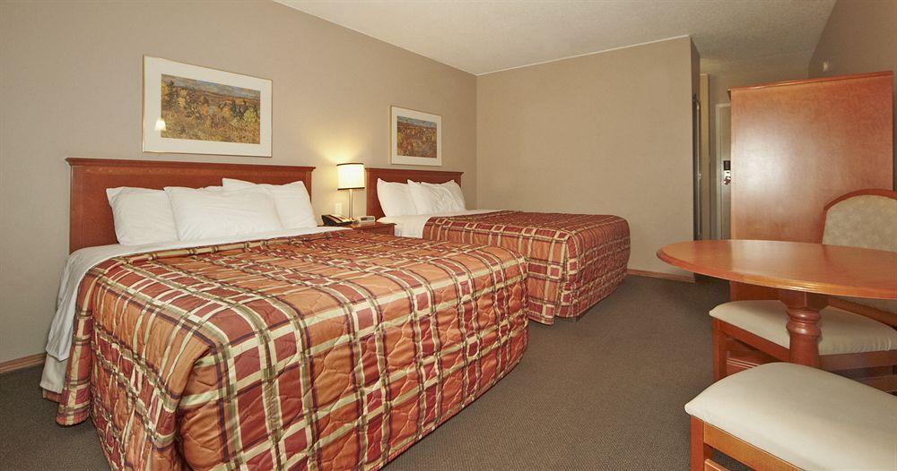 Colonial Square Inn & Suites Saskatoon Exterior foto