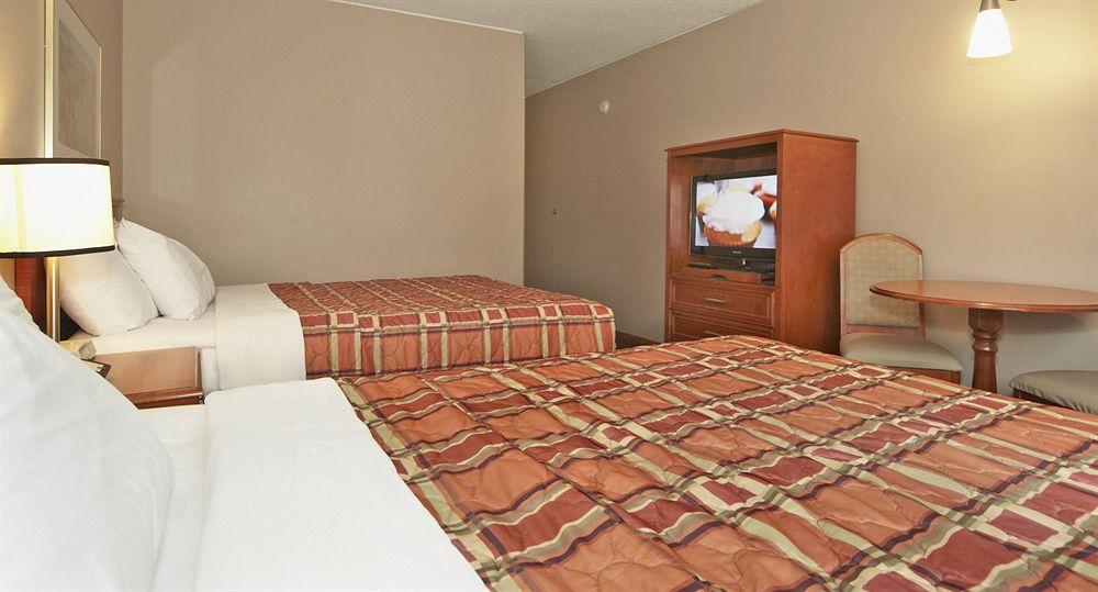 Colonial Square Inn & Suites Saskatoon Exterior foto