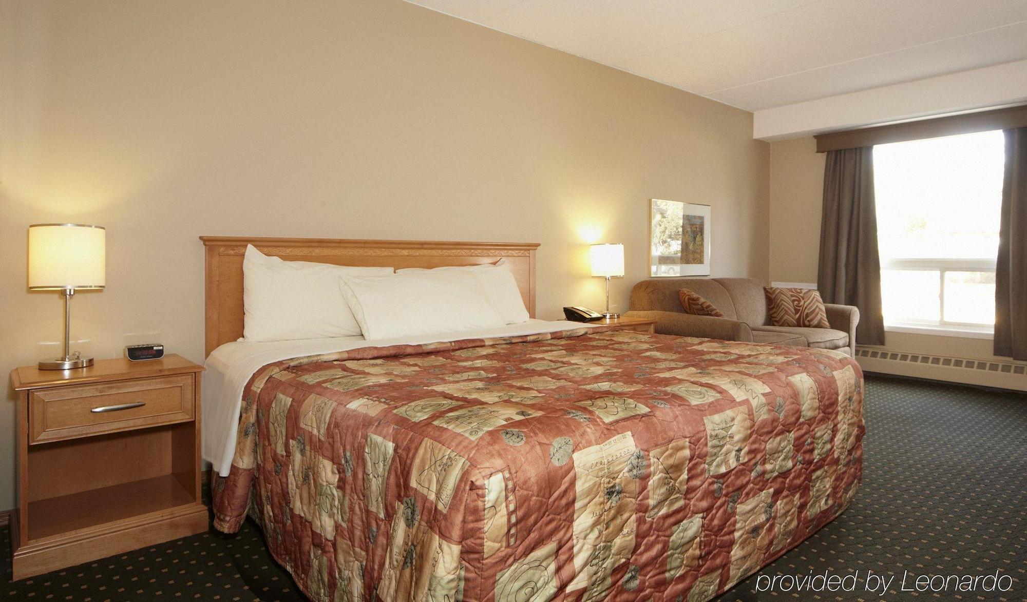 Colonial Square Inn & Suites Saskatoon Exterior foto