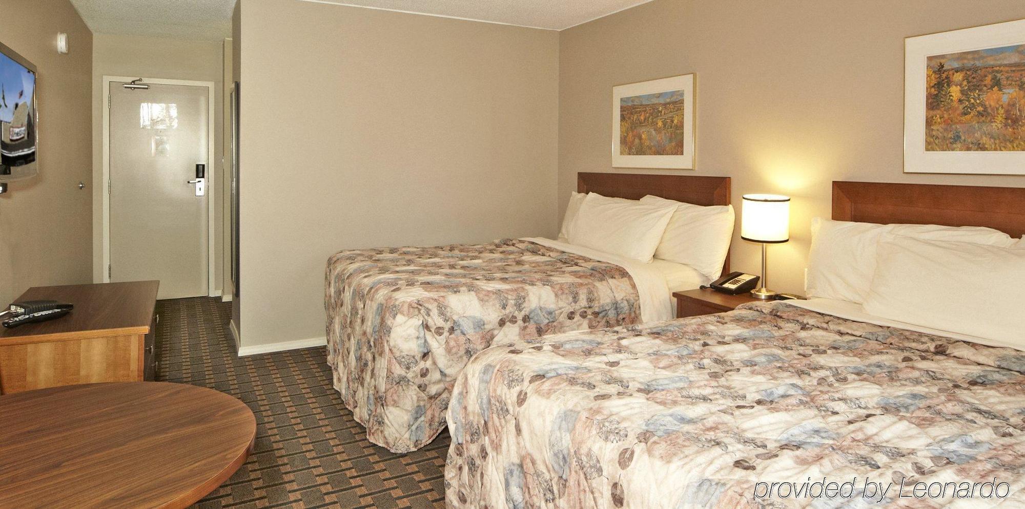 Colonial Square Inn & Suites Saskatoon Exterior foto