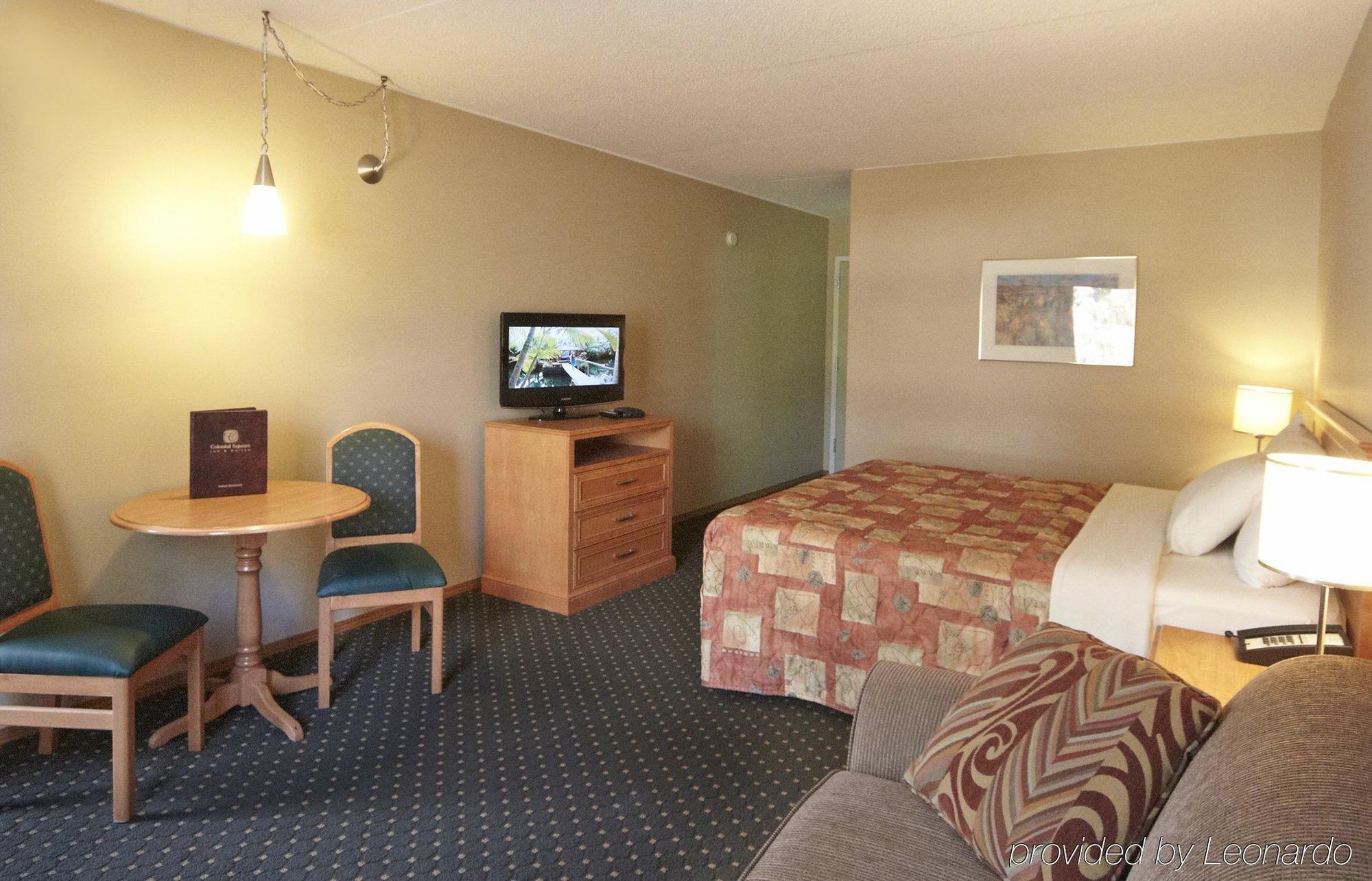 Colonial Square Inn & Suites Saskatoon Exterior foto