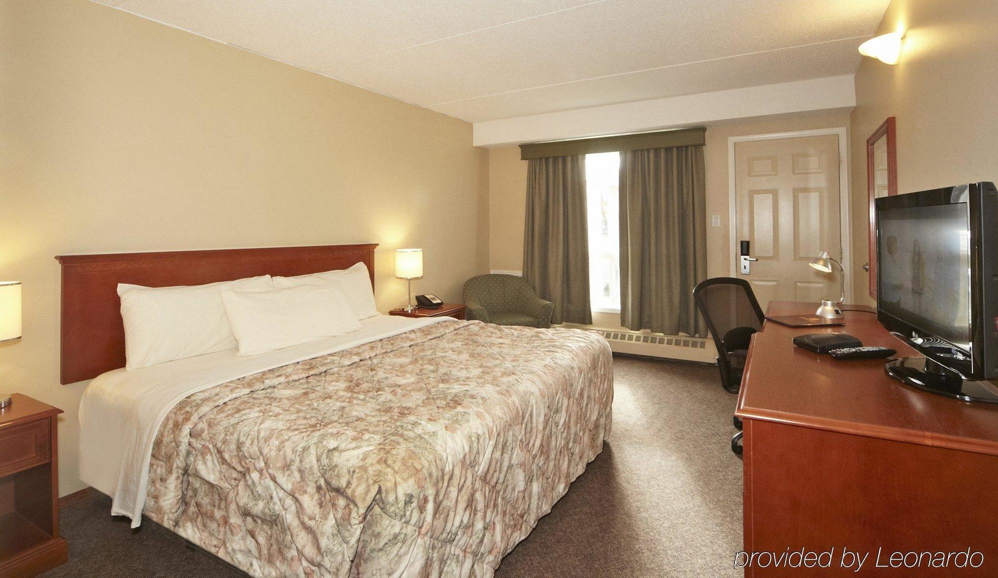 Colonial Square Inn & Suites Saskatoon Exterior foto