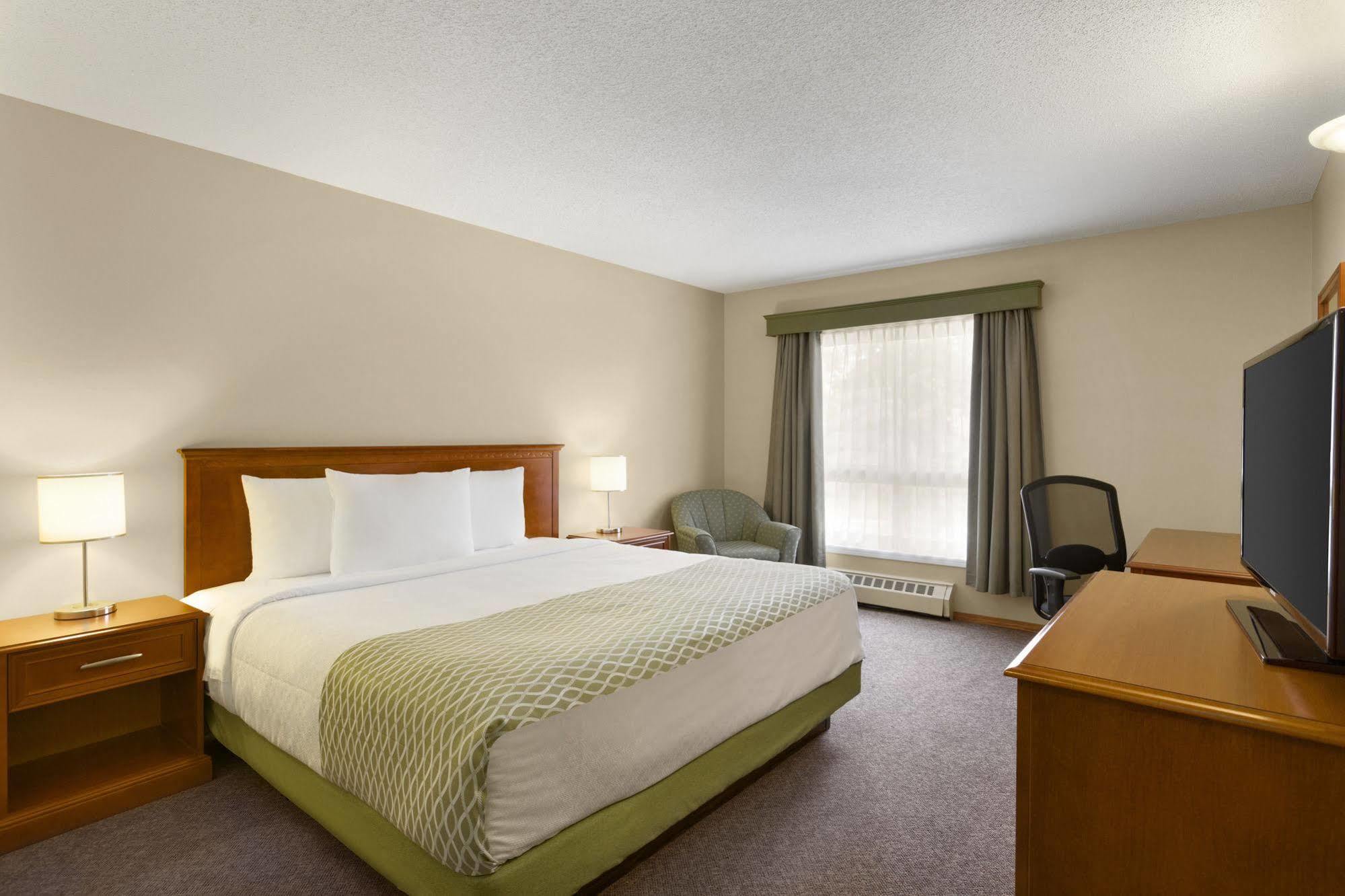 Colonial Square Inn & Suites Saskatoon Exterior foto